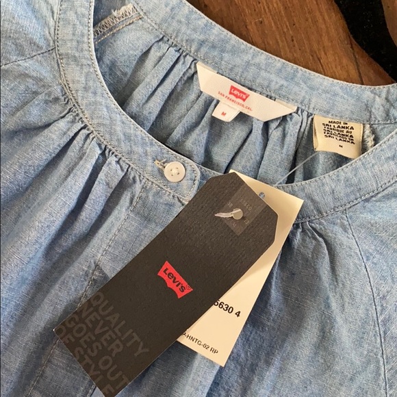 Light Blue Levi’s, cap sleeved top. NWT 🌼 - Picture 2 of 8